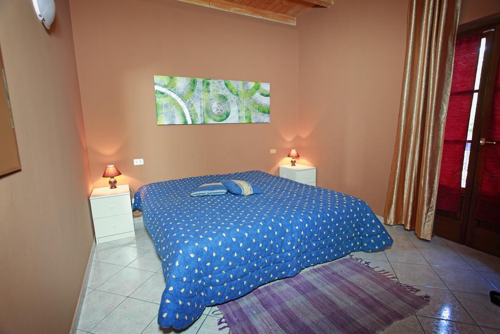 Agriturismo Licensi Del Bresa Villa Monzambano Habitación foto