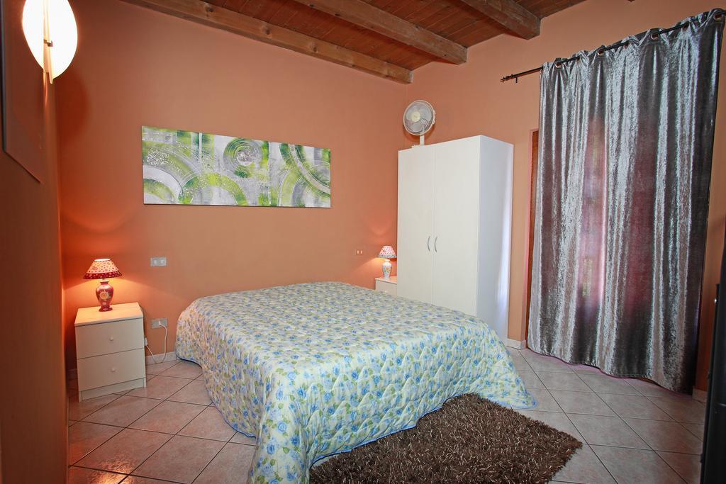 Agriturismo Licensi Del Bresa Villa Monzambano Habitación foto
