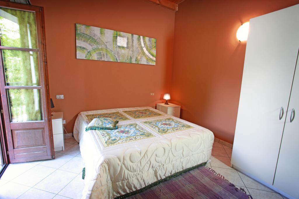 Agriturismo Licensi Del Bresa Villa Monzambano Habitación foto